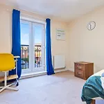 Balmoral Court -Sleeps 6 -Free Parking With Workstation & High-Speed Wifi
