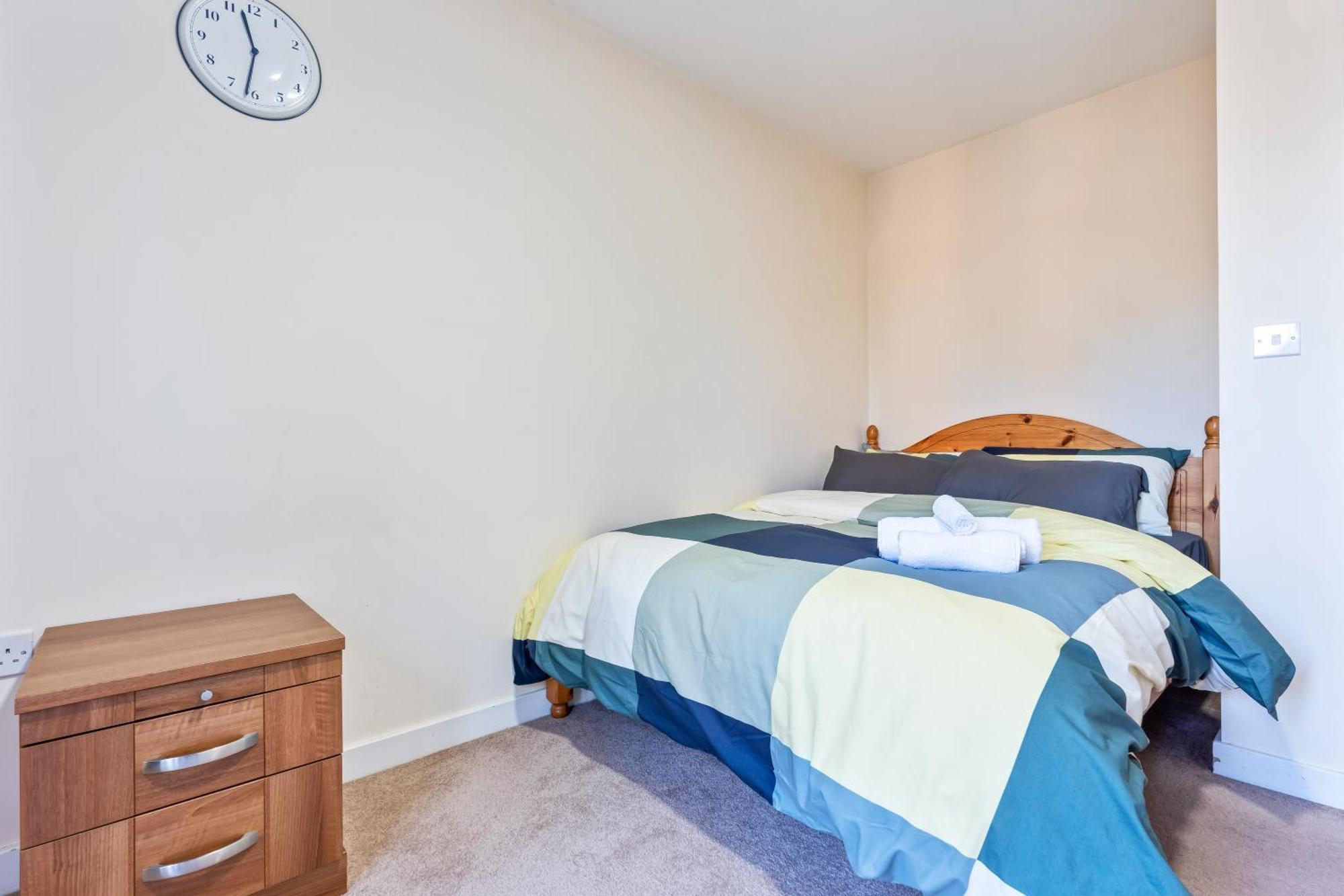 Balmoral Court -sleeps 6 -free Parking With Workstation & High-speed Wifi Apartment *