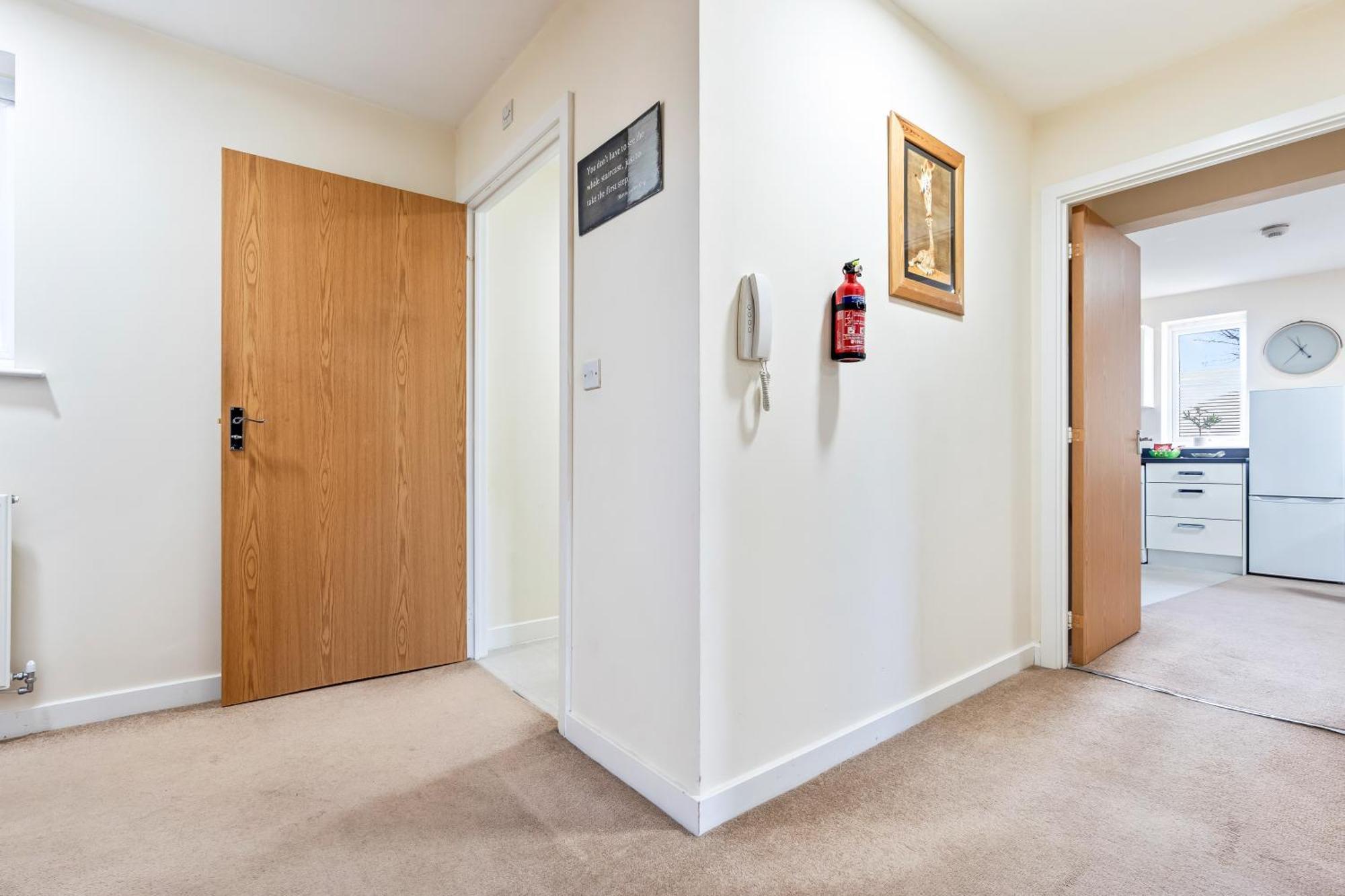 Balmoral Court -sleeps 6 -free Parking With Workstation & High-speed Wifi