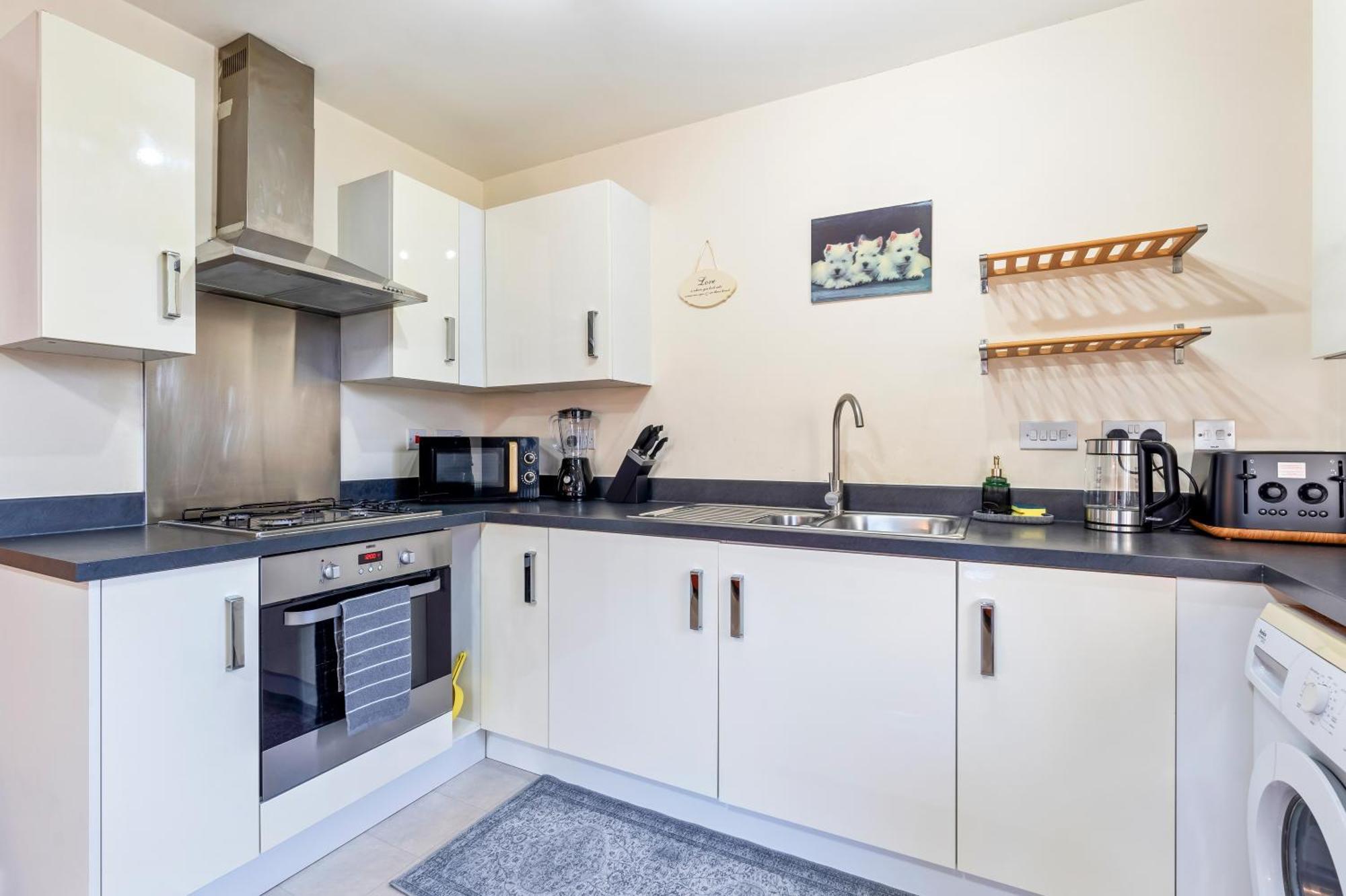 Balmoral Court -sleeps 6 -free Parking With Workstation & High-speed Wifi Apartment
