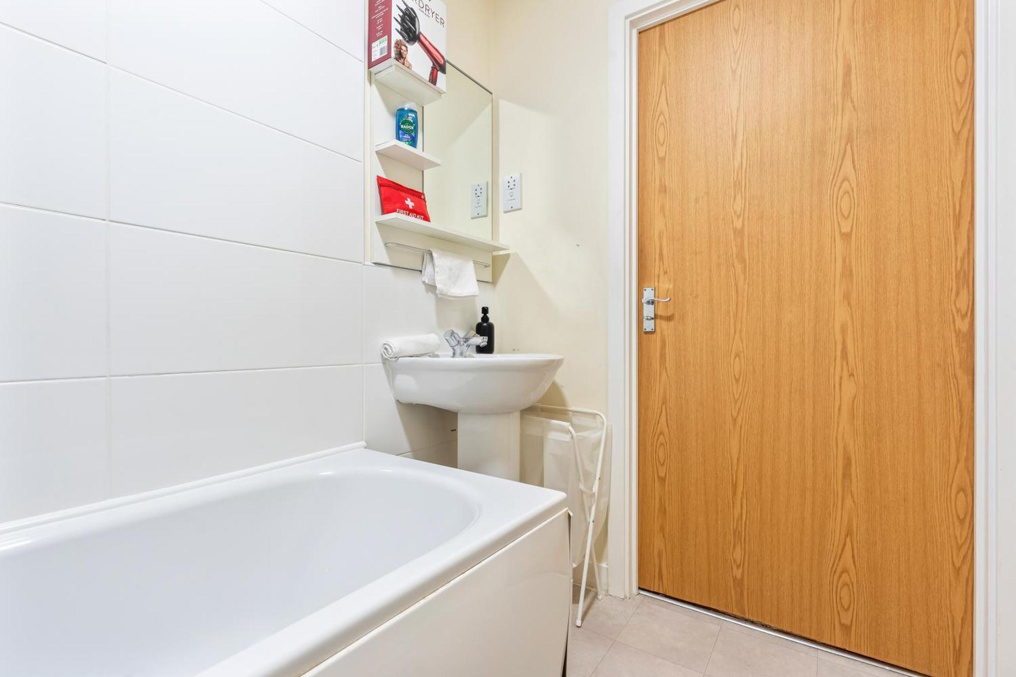 Balmoral Court -sleeps 6 -free Parking With Workstation & High-speed Wifi Apartment Birmingham
