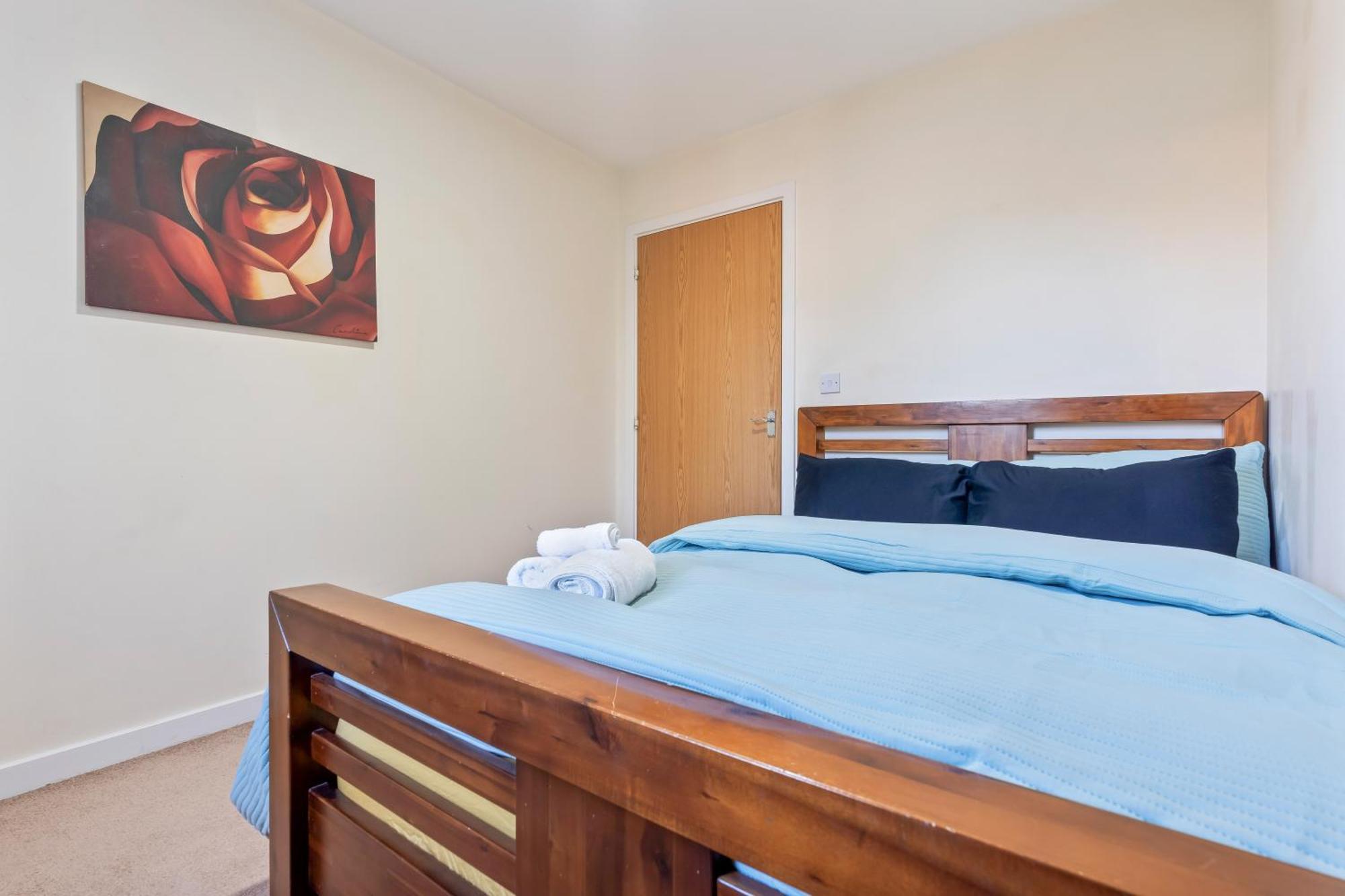 Balmoral Court -sleeps 6 -free Parking With Workstation & High-speed Wifi
