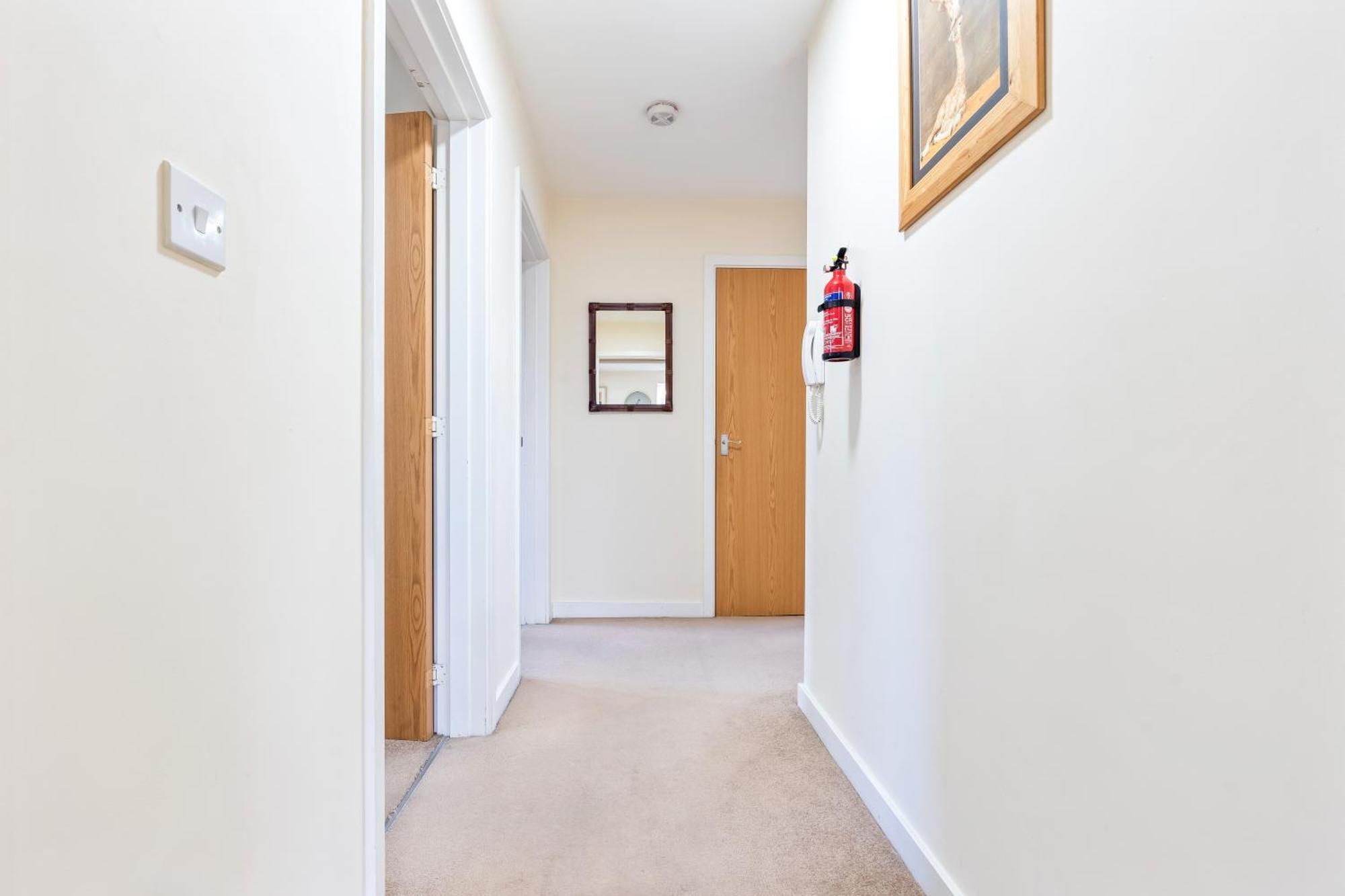 Apartment Balmoral Court -sleeps 6 -free Parking With Workstation & High-speed Wifi Birmingham
