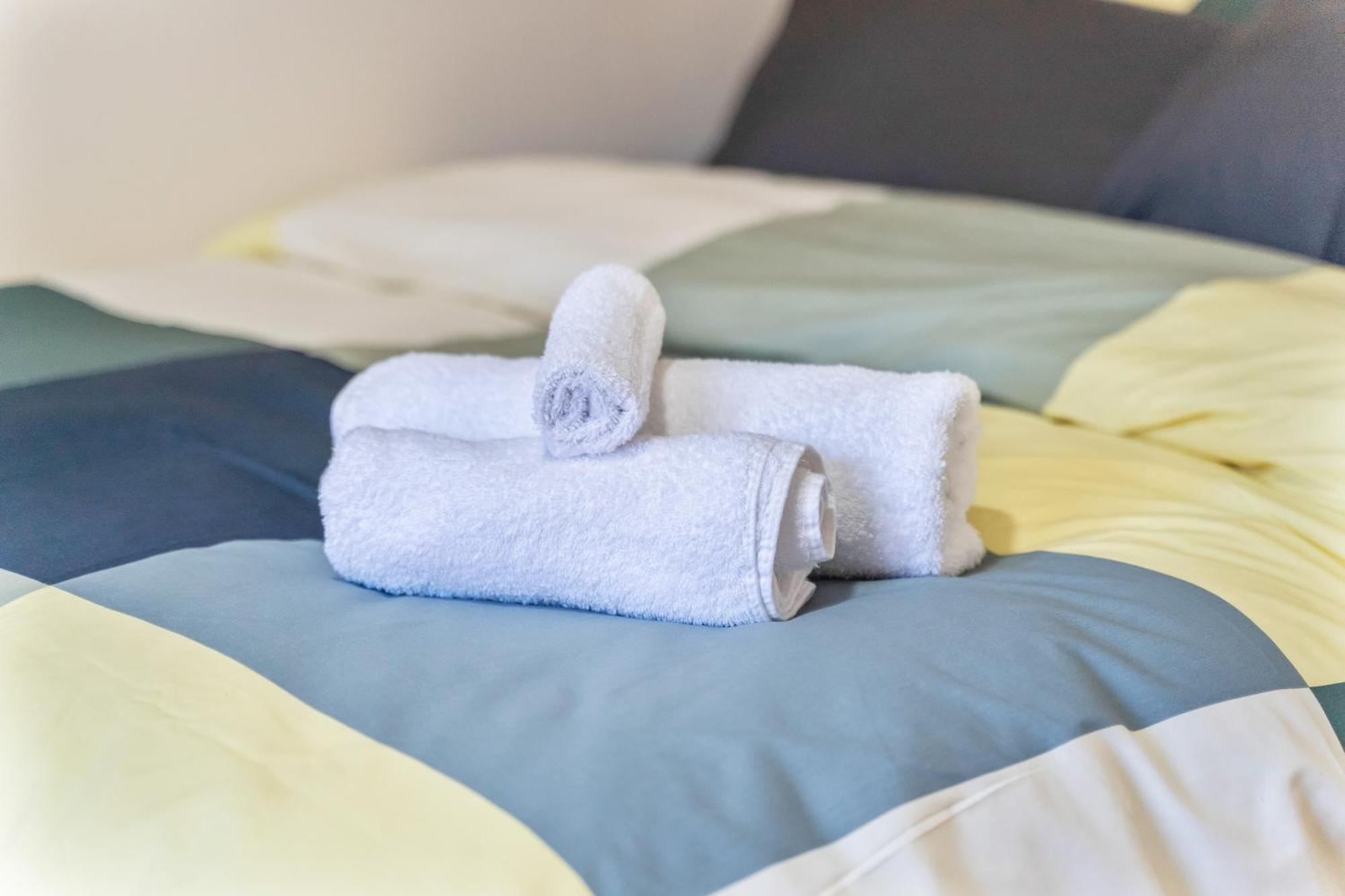 Balmoral Court -sleeps 6 -free Parking With Workstation & High-speed Wifi Apartment *
