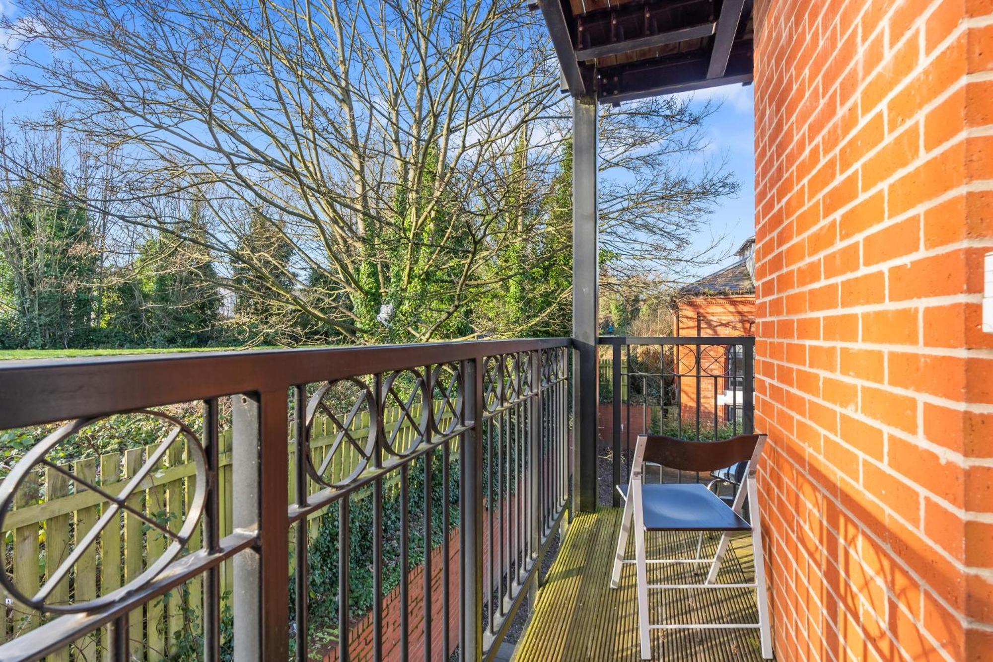 Balmoral Court -sleeps 6 -free Parking With Workstation & High-speed Wifi Apartment