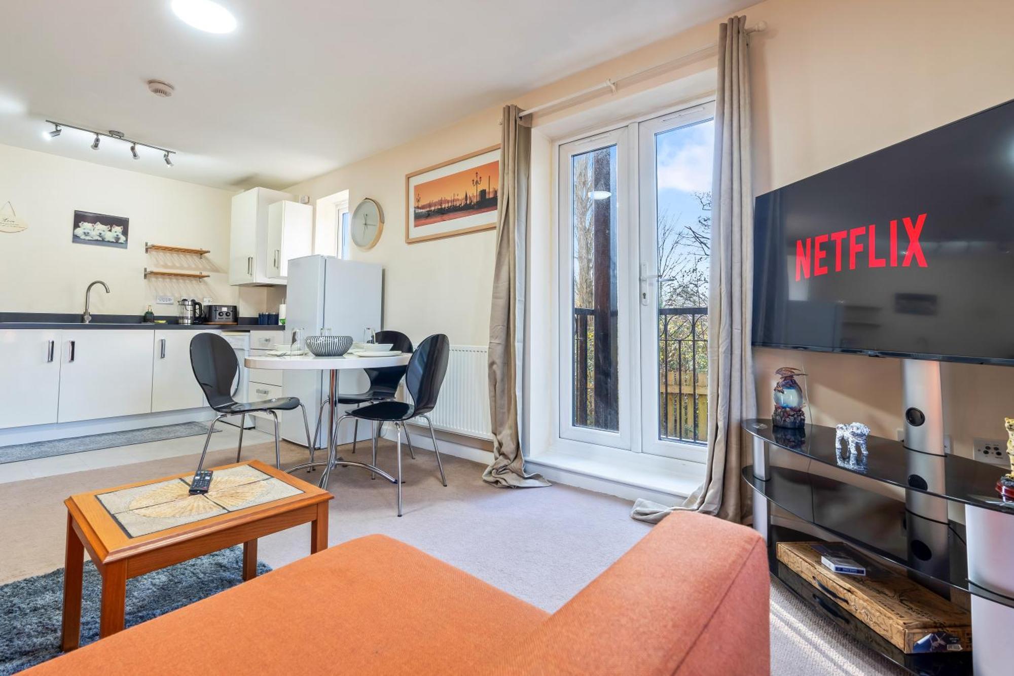 Balmoral Court -sleeps 6 -free Parking With Workstation & High-speed Wifi *