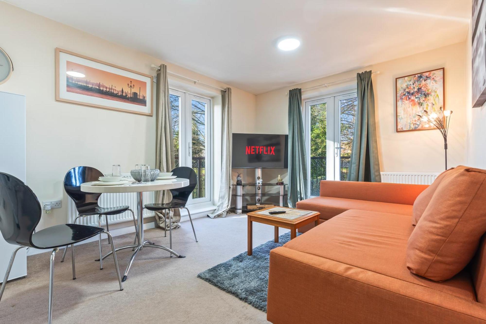 Balmoral Court -sleeps 6 -free Parking With Workstation & High-speed Wifi *