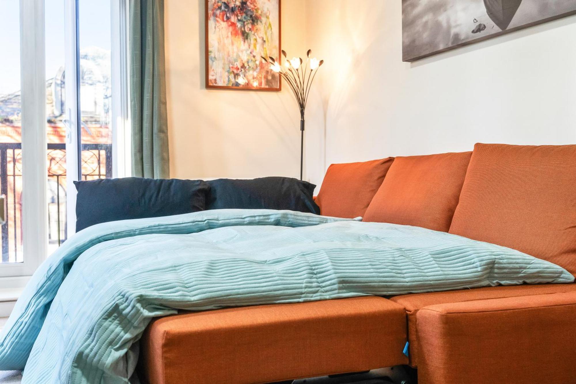 Balmoral Court -sleeps 6 -free Parking With Workstation & High-speed Wifi