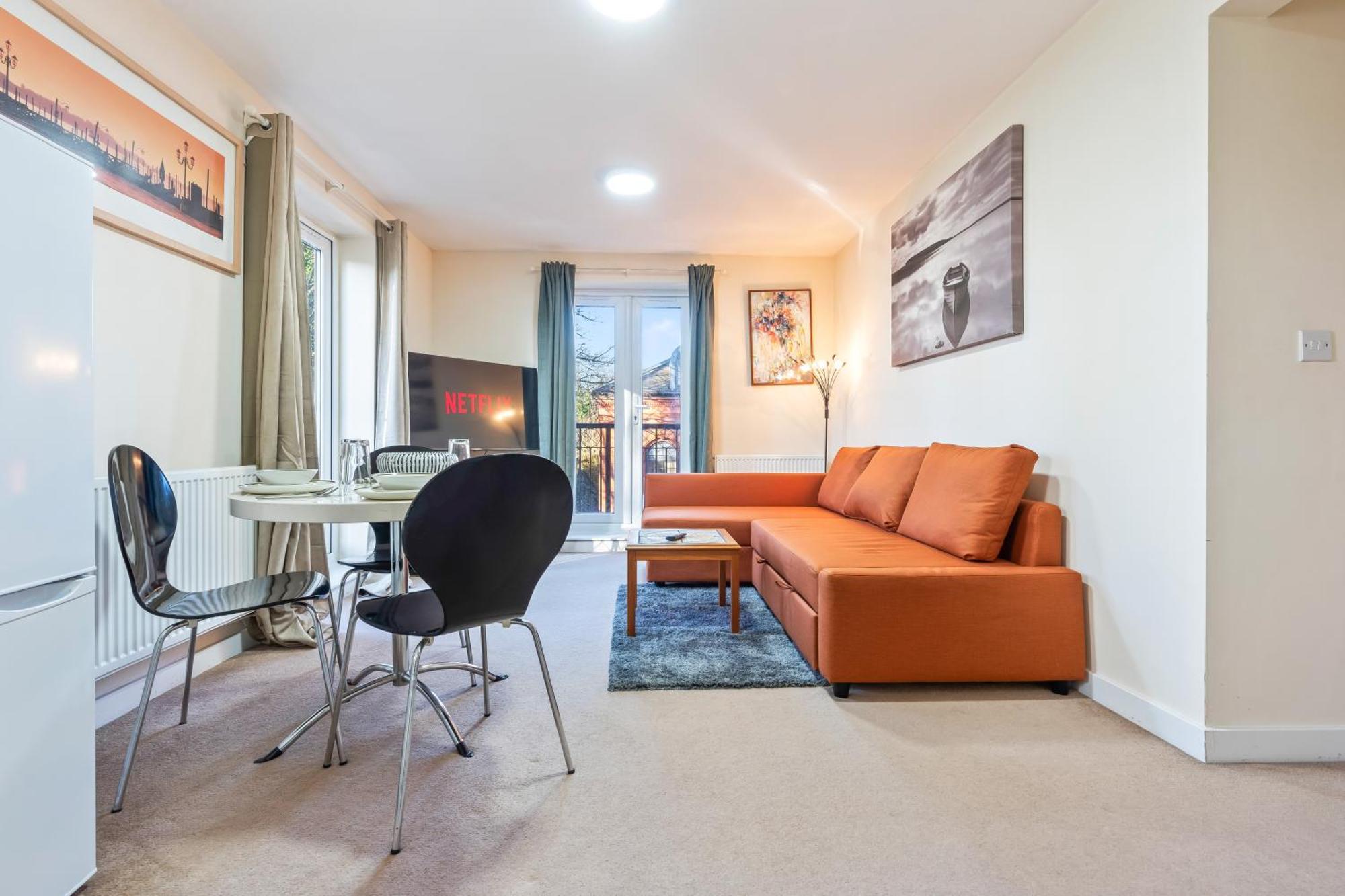 Balmoral Court -sleeps 6 -free Parking With Workstation & High-speed Wifi Birmingham