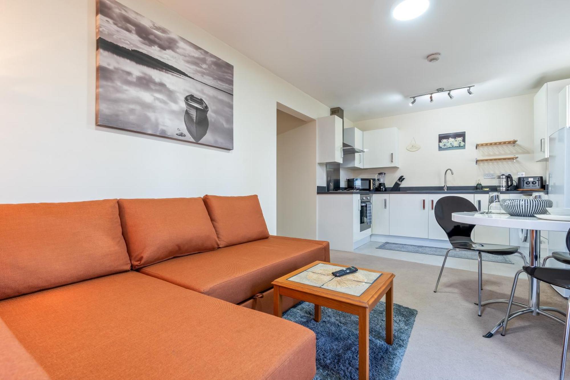 Balmoral Court -sleeps 6 -free Parking With Workstation & High-speed Wifi * Birmingham